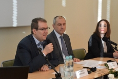 Za stołem prezydialnym siedzią od lewej: dr Wojciech Federczyk, Dyrektor KSAP, Marek Kuberski MSZ, Iwona Czerniec, CBA